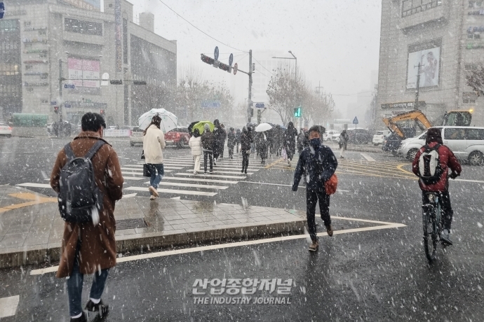 [산업VIEW] 폭설로 빨라지는 발걸음…'미끄럼 주의' - 산업종합저널 동향