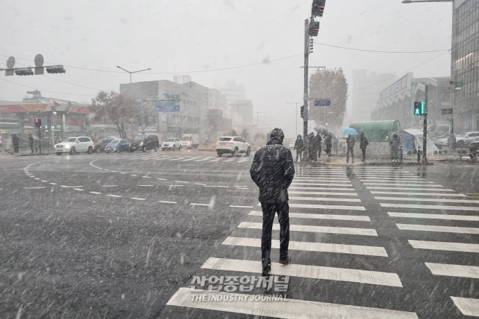 [산업VIEW] 폭설로 빨라지는 발걸음…'미끄럼 주의' - 산업종합저널 동향