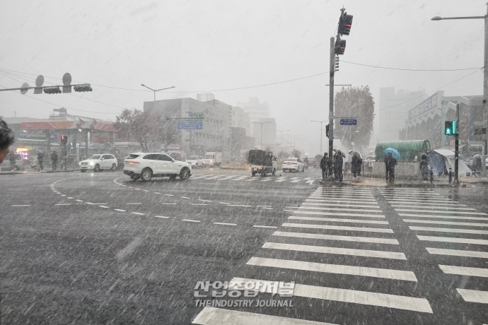 [산업VIEW] 폭설로 빨라지는 발걸음…'미끄럼 주의' - 산업종합저널 동향