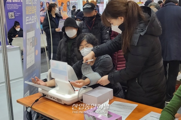 건강체크 하는 ‘생체인식 키오스크’ - 산업종합저널 전시회