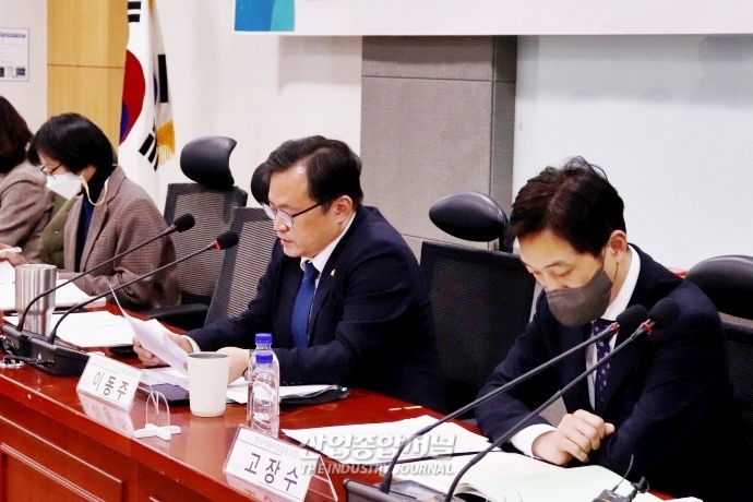 반쪽짜리 일회용컵 보증금 제도, 선행과제부터 해결해야 - 산업종합저널 정책