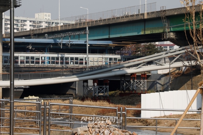 [산업VIEW] 행안부, 주저앉은 신도림 육교 안전감찰 실시 - 산업종합저널 기타