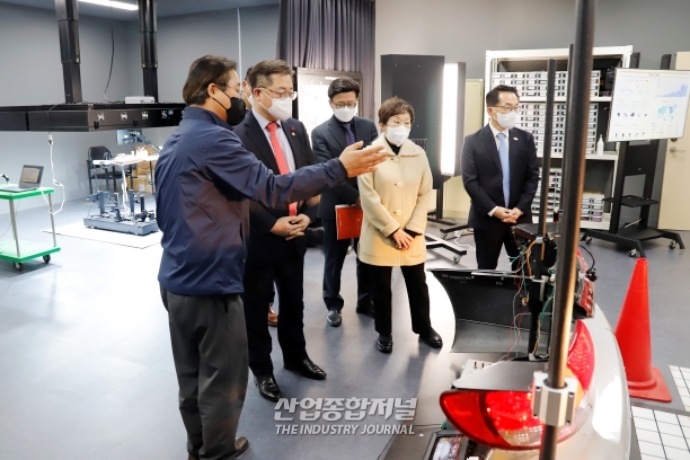 2030까지 중견기업 1만개·수출 2천억달러 시대 연다 - 산업종합저널 정책