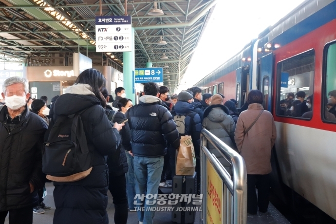 [산업VIEW] 고향 가는 길, 마음은 이미 기차 안에 - 산업종합저널 기타