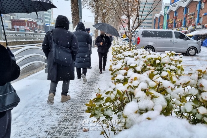 [산업VIEW]중부지방 대설주의보 발효···인천 8.3cm, 서울 3.8cm 적설 - 산업종합저널 동향