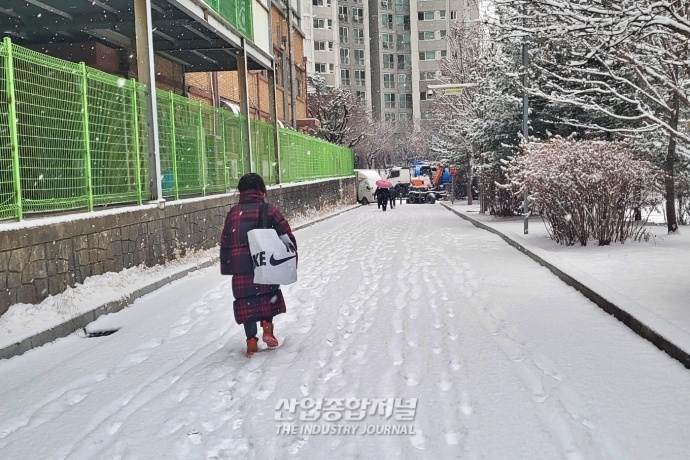 [산업VIEW]중부지방 대설주의보 발효···인천 8.3cm, 서울 3.8cm 적설 - 산업종합저널 동향
