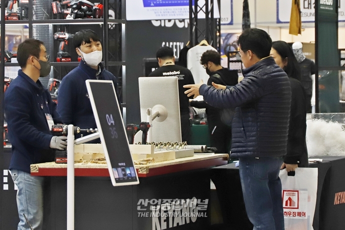 [산업View] 참가기업과 참관객의 활발한 상담…공구 시장 활력 되찾을까 - 산업종합저널 전시회