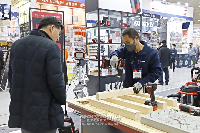 [산업View] 참가기업과 참관객의 활발한 상담…공구 시장 활력 되찾을까 - 산업종합저널 전시회