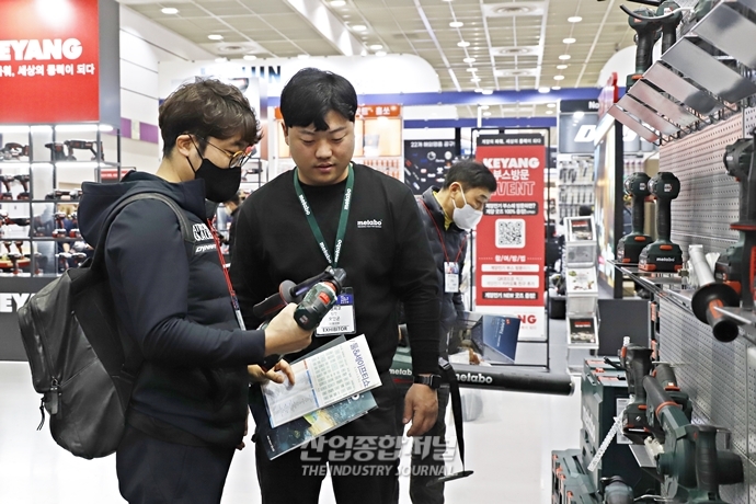 [산업View] 참가기업과 참관객의 활발한 상담…공구 시장 활력 되찾을까 - 산업종합저널 전시회