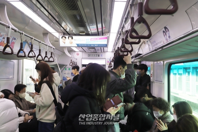 대중교통 마스크 해제 첫날…“아직은 마스크가 편해요” - 산업종합저널 기타