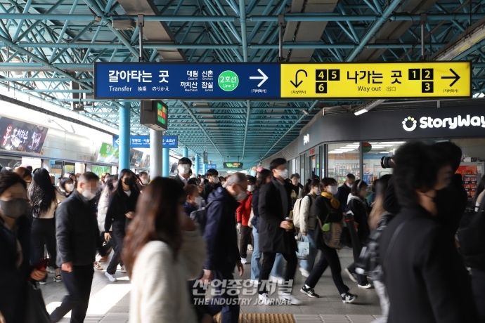 대중교통 마스크 해제 첫날…“아직은 마스크가 편해요” - 산업종합저널 기타