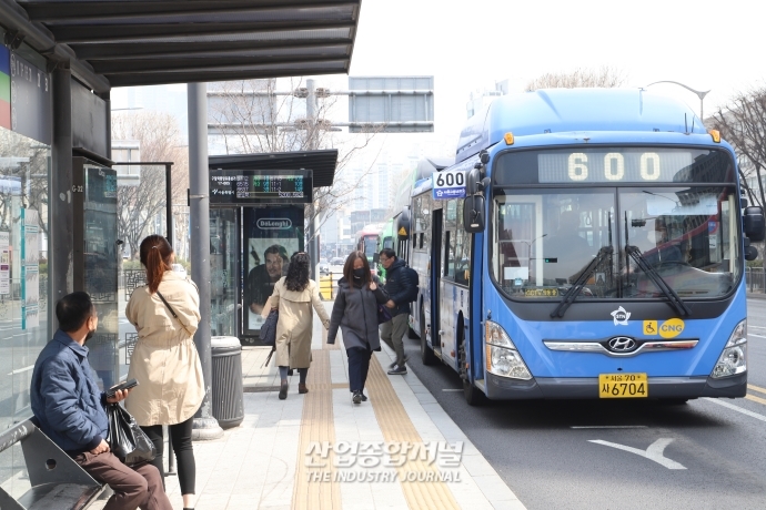 대중교통 마스크 해제 첫날…“아직은 마스크가 편해요” - 산업종합저널 기타