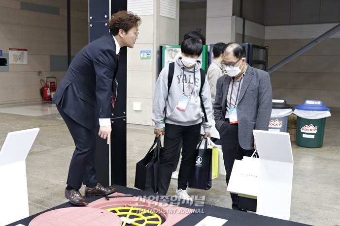 전시회 참가기업 “마스크 벗으니 소통하기 좋아” - 산업종합저널 전시회