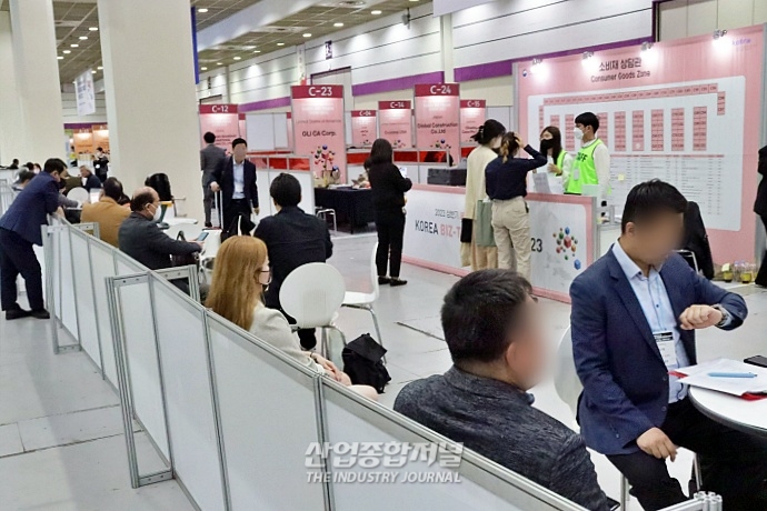 [산업VIEW] 북적이는 상담관, '수출 확대 기대감↑' - 산업종합저널 전시회