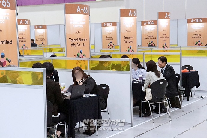 [산업VIEW] 북적이는 상담관, '수출 확대 기대감↑' - 산업종합저널 전시회