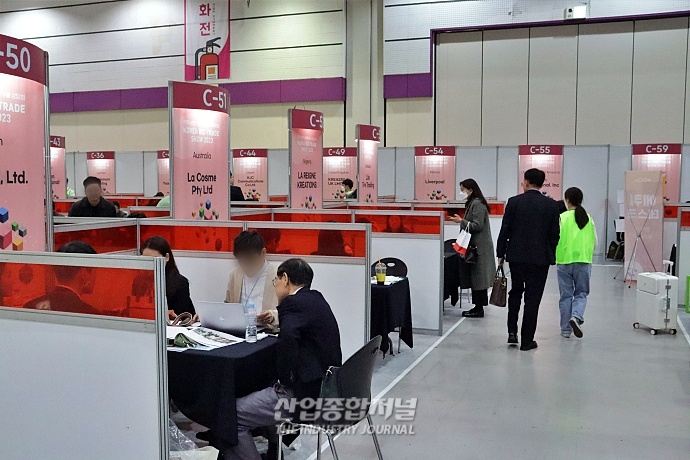 [산업VIEW] 북적이는 상담관, '수출 확대 기대감↑' - 산업종합저널 전시회