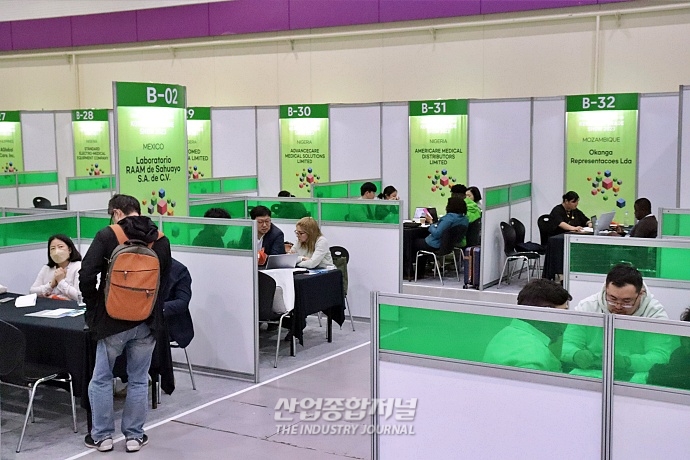 [산업VIEW] 북적이는 상담관, '수출 확대 기대감↑' - 산업종합저널 전시회
