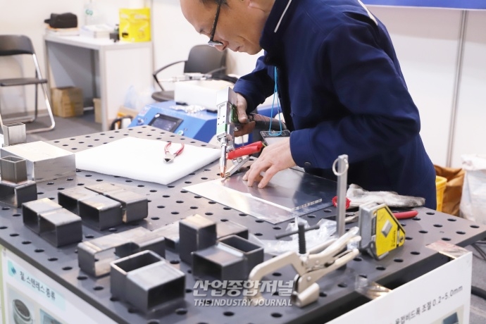 [산업VIEW]비숙련 노동자도 사용 가능한 레이저용접기 - 산업종합저널 전시회