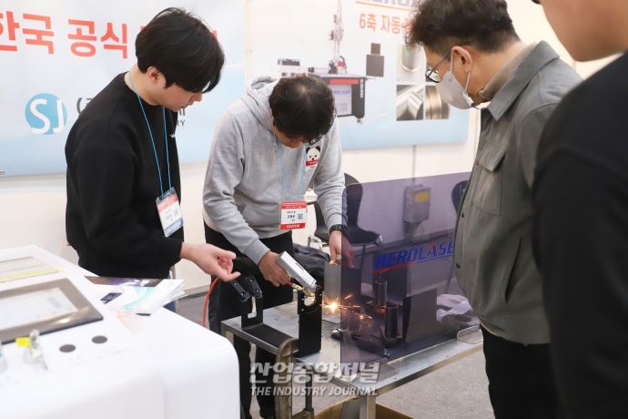 [산업VIEW]비숙련 노동자도 사용 가능한 레이저용접기 - 산업종합저널 전시회