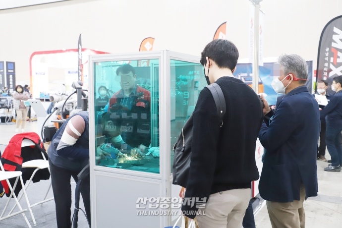 [산업VIEW]비숙련 노동자도 사용 가능한 레이저용접기 - 산업종합저널 전시회