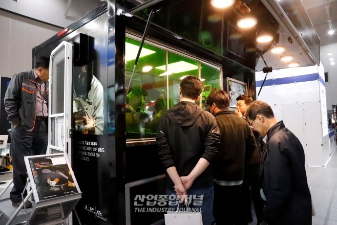 시연 차량으로 시선 집중시킨 공냉식 수동용접기 - 산업종합저널 전시회
