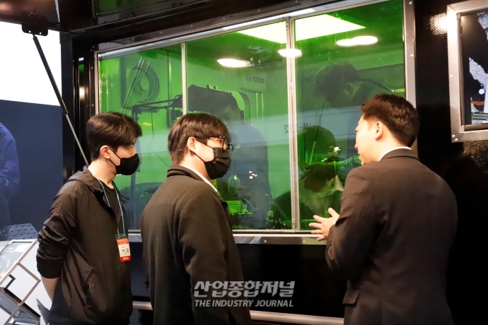 시연 차량으로 시선 집중시킨 공냉식 수동용접기 - 산업종합저널 전시회