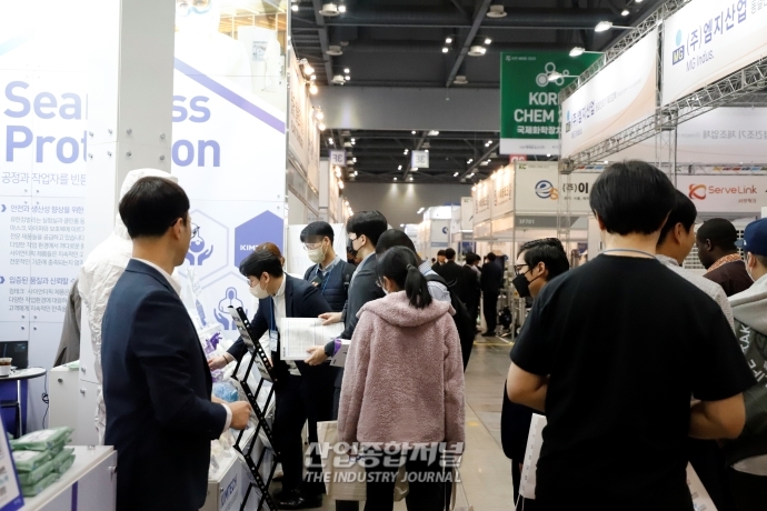 [ICPI WEEK]클린룸 근로자들, 가볍고 흡습성 좋은 방진복 선호 - 산업종합저널 전시회