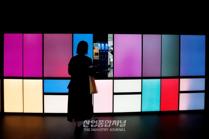 [월드IT쇼]예술작품인줄 알았는데…“열어보니 냉장고” - 산업종합저널 전시회