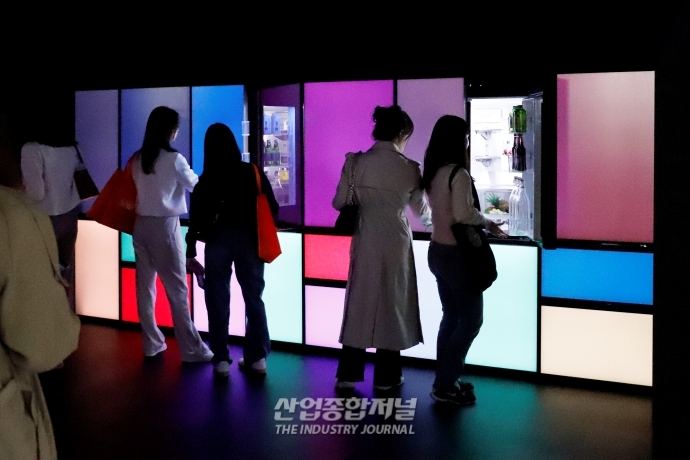 [월드IT쇼]예술작품인줄 알았는데…“열어보니 냉장고” - 산업종합저널 전시회