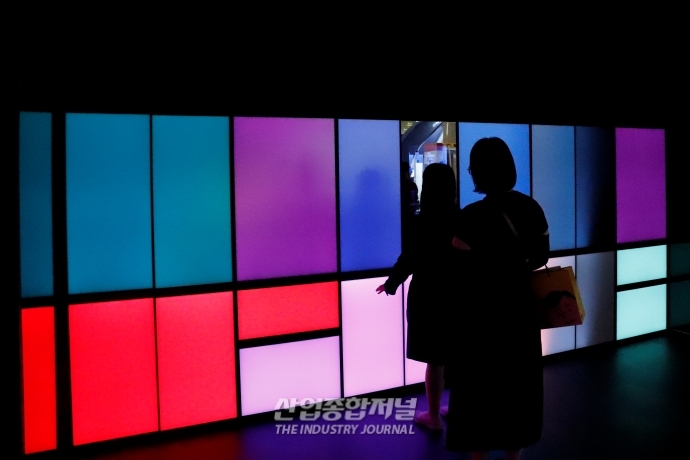 [월드IT쇼]예술작품인줄 알았는데…“열어보니 냉장고” - 산업종합저널 전시회