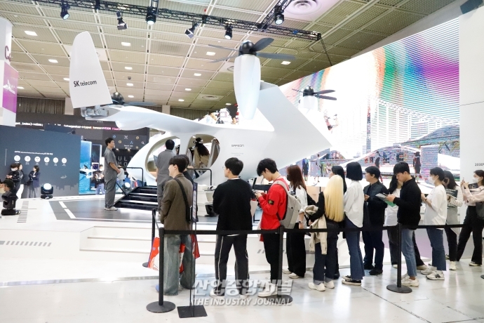 [월드IT쇼]“진짜같네”, 가상현실로 미리 타보는 UAM - 산업종합저널 전시회