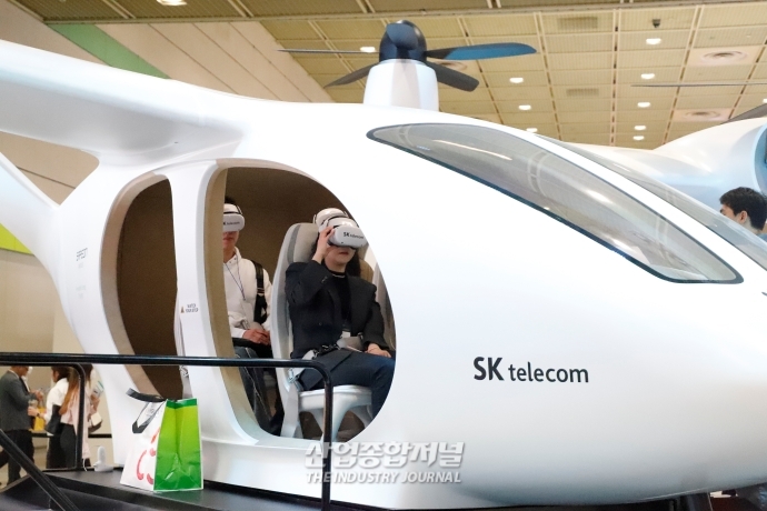 [월드IT쇼]“진짜같네”, 가상현실로 미리 타보는 UAM - 산업종합저널 전시회
