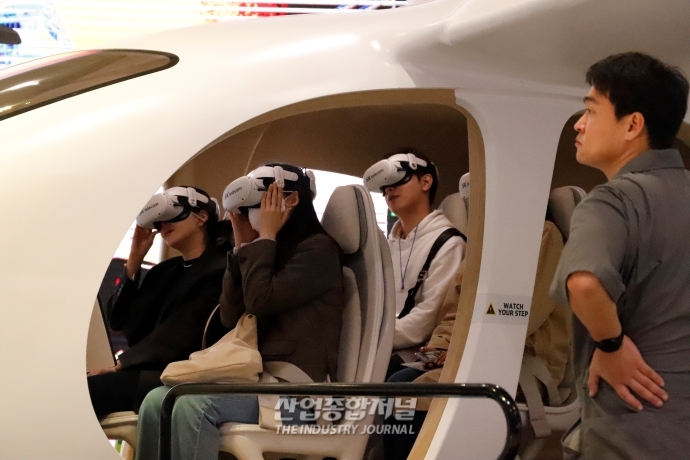 [월드IT쇼]“진짜같네”, 가상현실로 미리 타보는 UAM - 산업종합저널 전시회