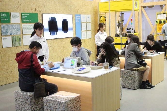 [월드IT쇼]스마트폰, 새로운 기술 확인하고 신기능 체험도 하고 - 산업종합저널 전시회