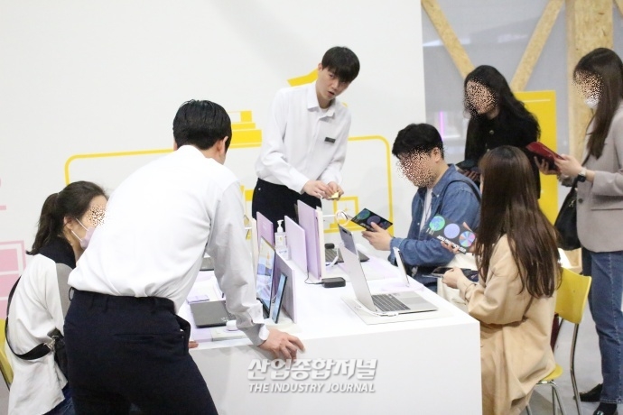 [월드IT쇼]스마트폰, 새로운 기술 확인하고 신기능 체험도 하고 - 산업종합저널 전시회