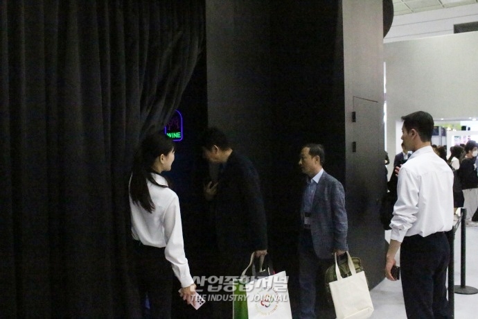 [월드IT쇼]스마트폰, 새로운 기술 확인하고 신기능 체험도 하고 - 산업종합저널 전시회