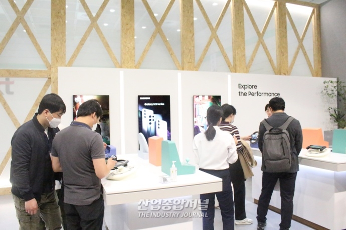 [월드IT쇼]스마트폰, 새로운 기술 확인하고 신기능 체험도 하고 - 산업종합저널 전시회