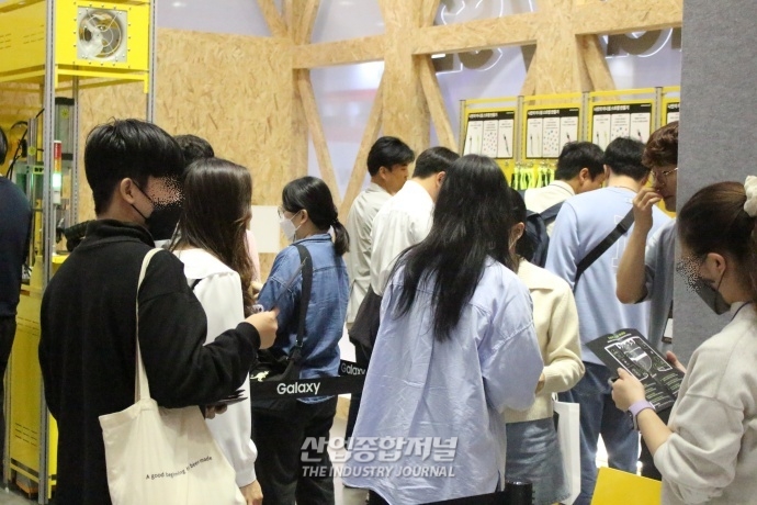 [월드IT쇼]스마트폰, 새로운 기술 확인하고 신기능 체험도 하고 - 산업종합저널 전시회