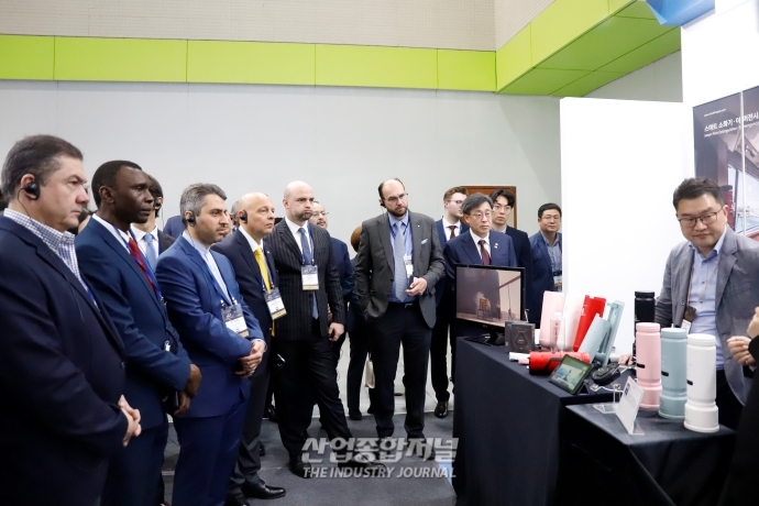 [월드IT쇼]해외 대사들, 디지털혁신관 찾아 혁신기술 체험 - 산업종합저널 전시회