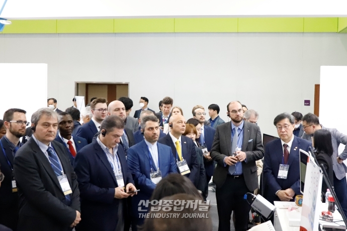 [월드IT쇼]해외 대사들, 디지털혁신관 찾아 혁신기술 체험 - 산업종합저널 전시회