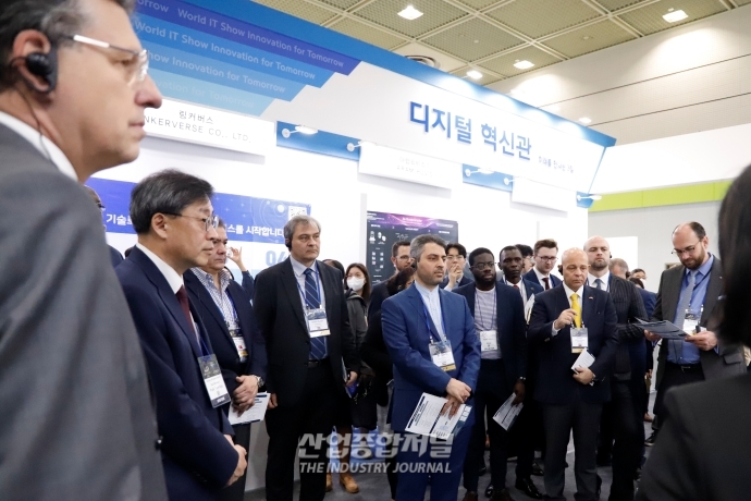 [월드IT쇼]해외 대사들, 디지털혁신관 찾아 혁신기술 체험 - 산업종합저널 전시회