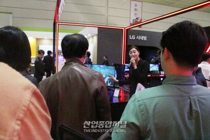 [월드IT쇼]전시장에 도슨트 등장 - 산업종합저널 전시회