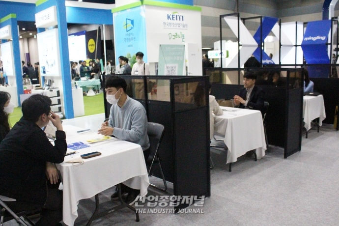 [월드IT쇼]비즈니스 만남의 장 열린 전시회 - 산업종합저널 전시회
