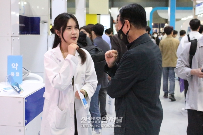 [월드IT쇼]산업전시회에서 나눠주는 “유니콘이 되는 약” - 산업종합저널 전시회