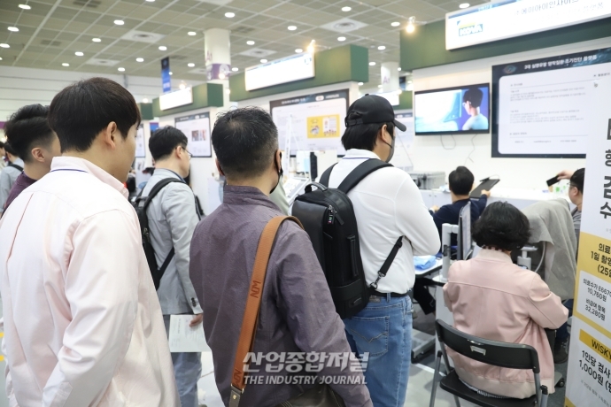 [월드IT쇼]AI로 망막 건강 체크 - 산업종합저널 전시회