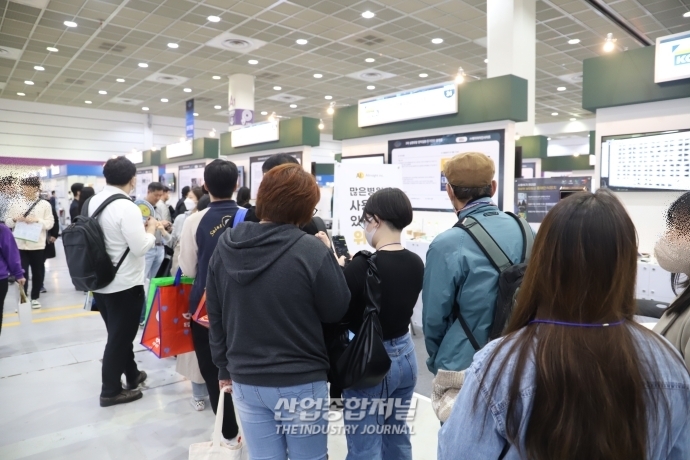 [월드IT쇼]AI로 망막 건강 체크 - 산업종합저널 전시회