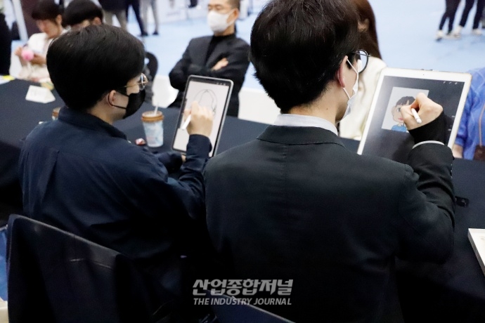 [월드IT쇼]산업전시회도 즐겁다. 캐리커쳐 이벤트 등장 - 산업종합저널 전시회