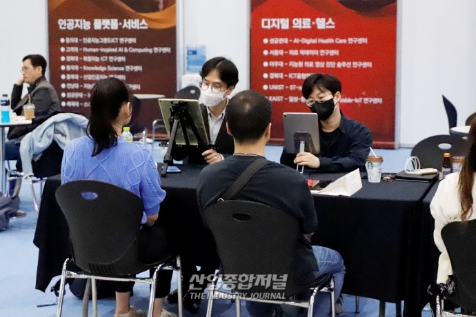 [월드IT쇼]산업전시회도 즐겁다. 캐리커쳐 이벤트 등장 - 산업종합저널 전시회