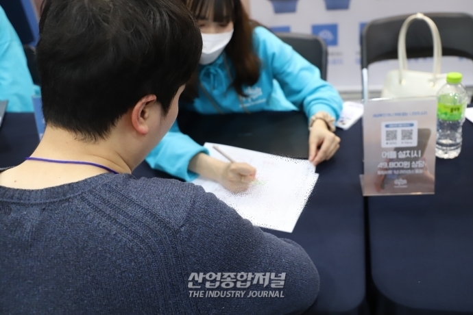 [월드IT쇼]산업전시회 현장이벤트,“내 스트레스 지수 얼마?” - 산업종합저널 전시회