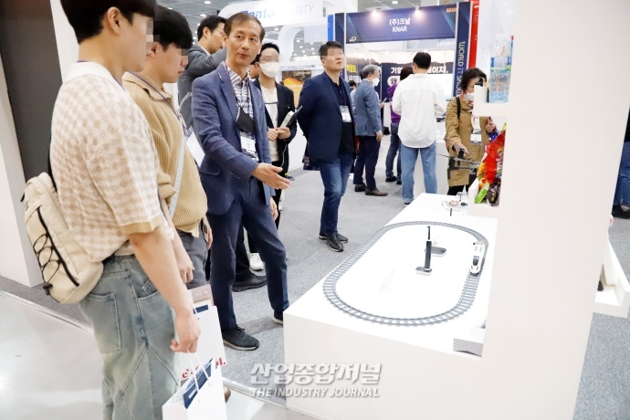 [월드IT쇼]레이저로 전원 공급하는 무선전송 기술 등장 - 산업종합저널 전시회